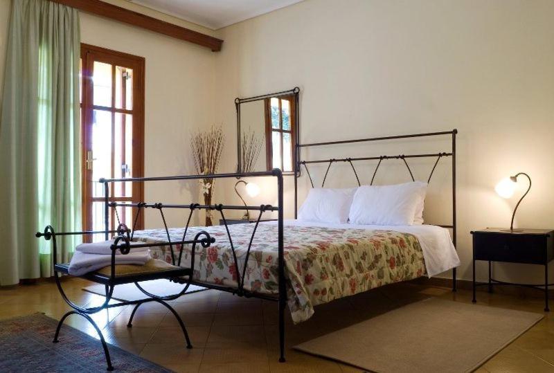 Krinides Hotel กาลาวริตา ภายนอก รูปภาพ