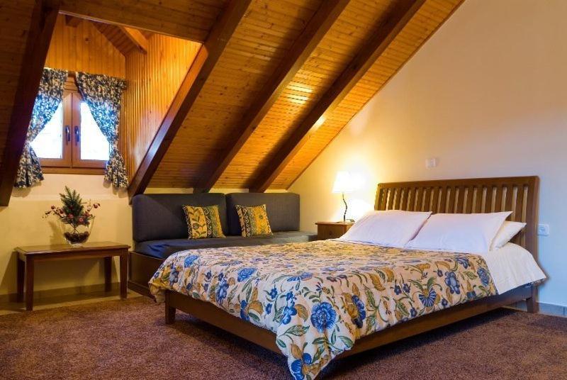 Krinides Hotel กาลาวริตา ห้อง รูปภาพ